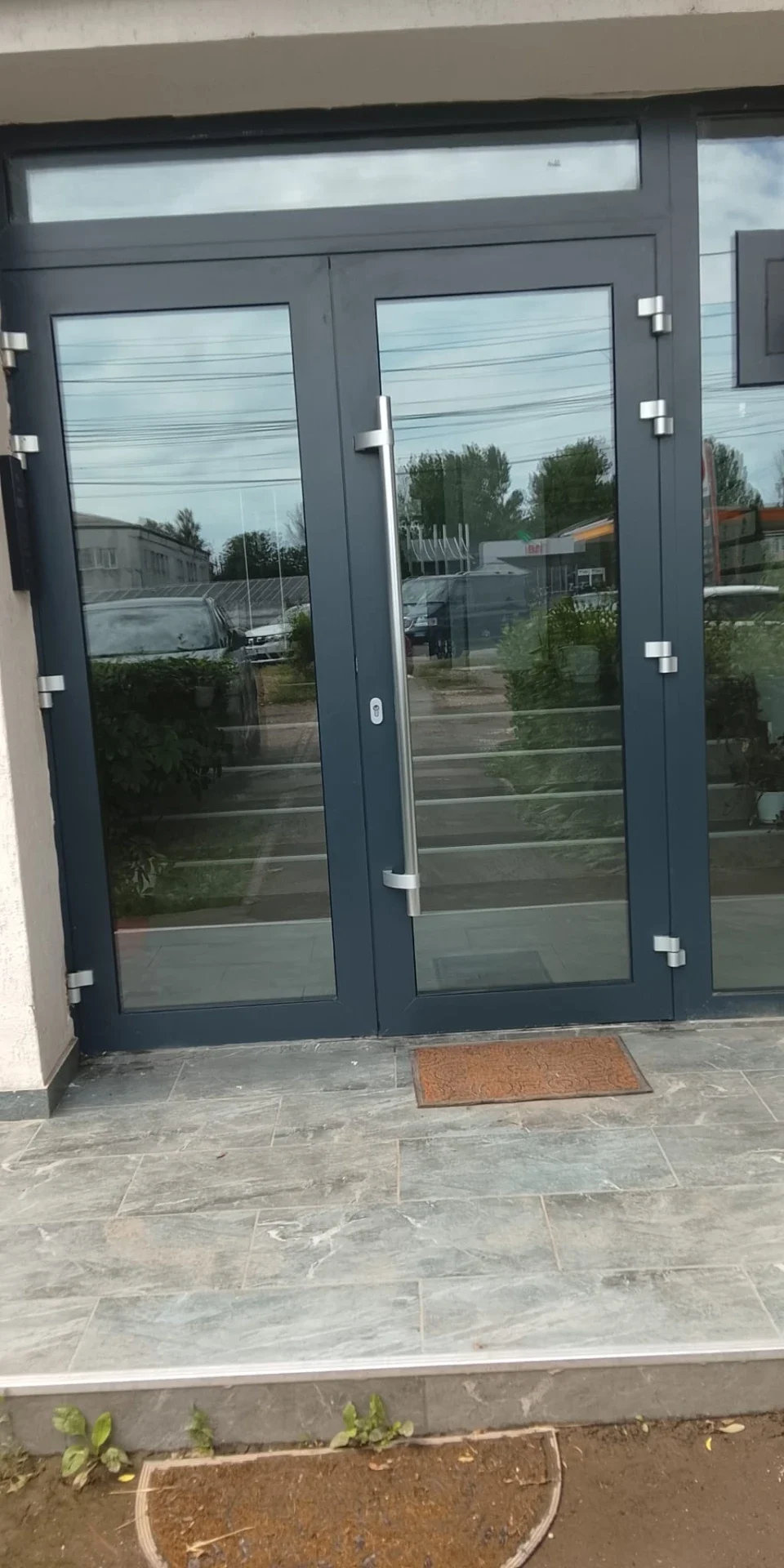 Ușă de acces a unui bloc curată și îngrijită