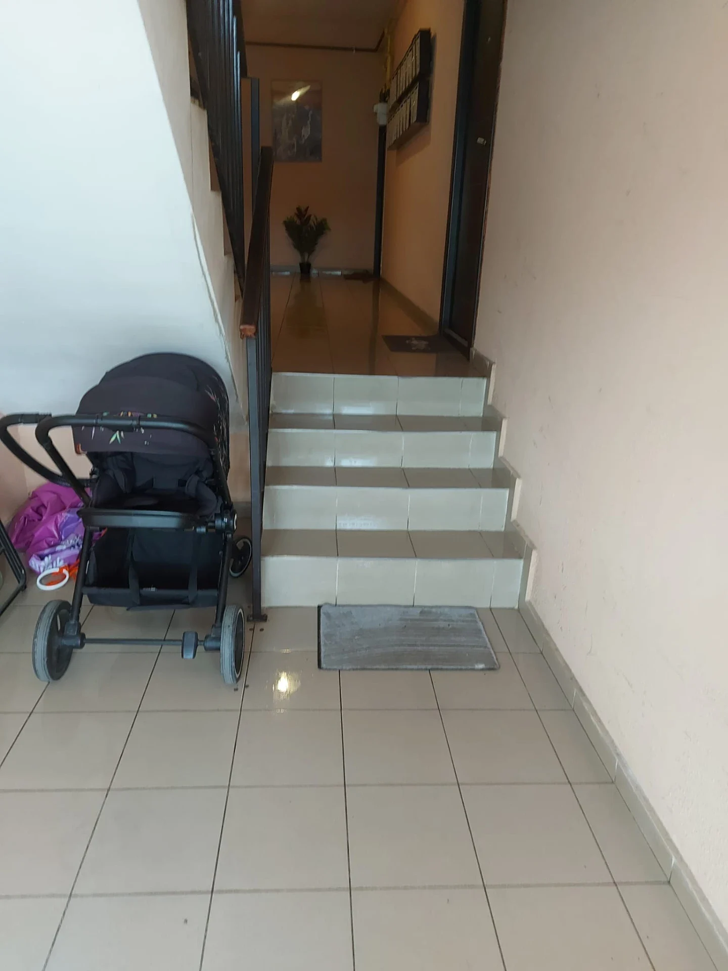Hol de intrare curat într-un bloc din Constanța